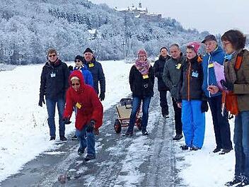 Zwei der vier Gruppen beim "Boßeln" auf dem Fuß und Radweg vom Schwimmbad zur Forstlasmühle. Rechts Kiwanis-Präsidentin Anja Gimpel-Henning. Foto: Dieter Hübner