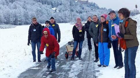 Zwei der vier Gruppen beim "Boßeln" auf dem Fuß und Radweg vom Schwimmbad zur Forstlasmühle. Rechts Kiwanis-Präsidentin Anja Gimpel-Henning. Foto: Dieter Hübner