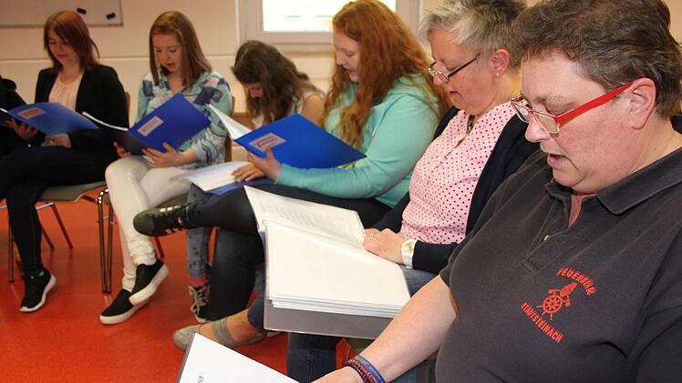 Die Damenriege ist beim Chor der Freiwilligen Feuerwehr Stadtsteinach in der Überzahl. Foto: Sonny Adam