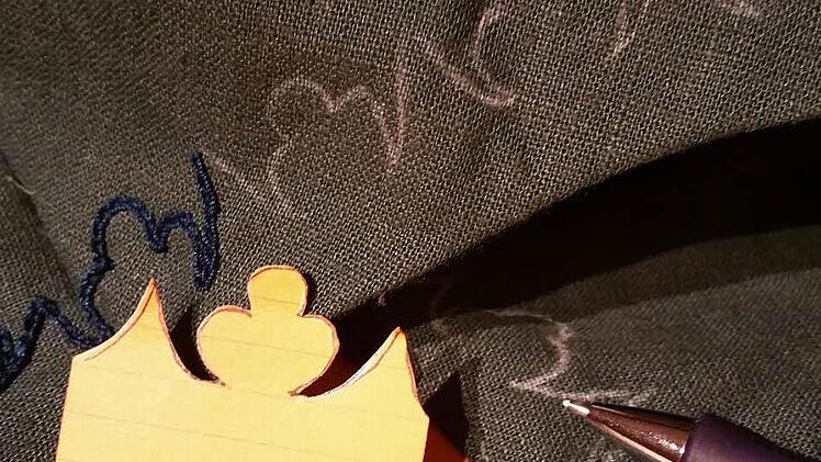 So geht das mit dem Sticken: Der Karton ist die Vorlage, anhand derer man das Motiv mit einem Schneiderkreidestift auf den Stoff zeichnet. Dann heißt es, Stich für Stich das Muster aufnähen. Vier Abende gehen da schon mal drauf. Foto: Brigitte Krause