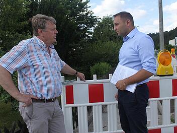 32 Rohrbrüche sind bis jetzt im Wasserleitungsnetz der Frankenwaldgruppe zu beklagen. Jürgen Baumgärtner (rechts) war in Steinberg vor Ort, um sich die den Schaden anzuschauen.  Foto: Veronika Schadeck