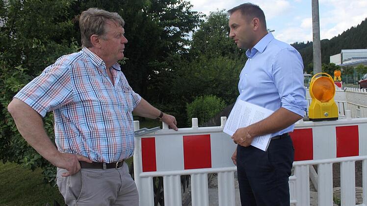 32 Rohrbrüche sind bis jetzt im Wasserleitungsnetz der Frankenwaldgruppe zu beklagen. Jürgen Baumgärtner (rechts) war in Steinberg vor Ort, um sich die den Schaden anzuschauen.  Foto: Veronika Schadeck