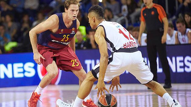 Maodo Lo (r.) versucht Barcelonas Petteri Koponen zu &uuml;berlisten. Foto: dpa