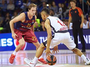 Maodo Lo (r.) versucht Barcelonas Petteri Koponen zu überlisten. Foto: dpa