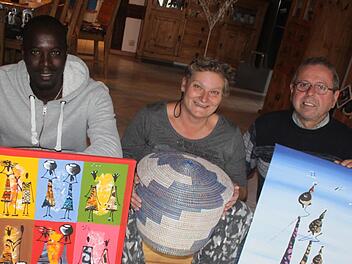 Karin und Theo Wittmann mit ihrem Schwiegersohn Bruno Diouf und einigen Mitbringseln ihrer Afrika-Reise Foto: Matthias Einwag