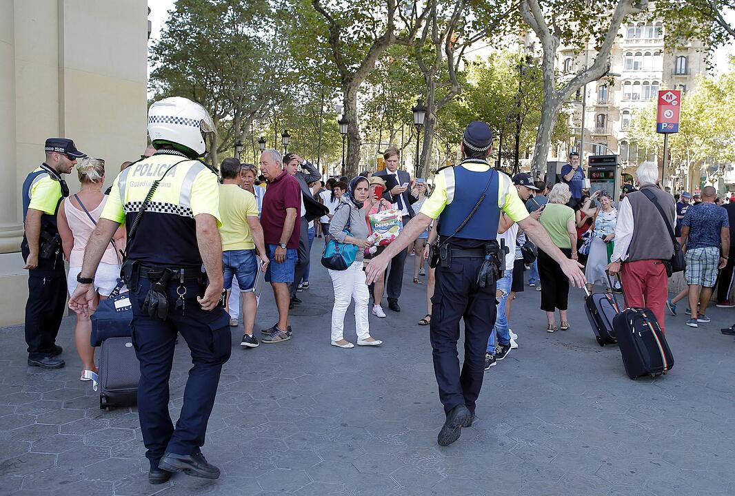Lieferwagen fährt in Barcelona in Menschenmenge