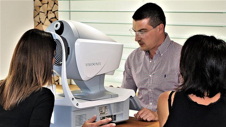 Modernste Technik, wie hier das VISIONIX-Messgerät zur Augenglasbestimmung und Gesundheitsvorsorge, wird bei Rhön Optik & Akustik in Burkardroth eingesetzt.