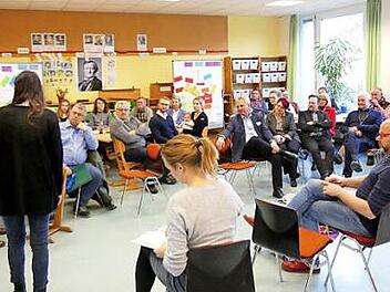 Die Ergebnisse des Workshops wurden an einer Pinnwand festgehalten und erläutert. In der Bildmitte Bürgermeister Werner Diersch, im Vordergrund die Kommissionsmitglieder Linda Broschkowski und Tobias Heinemann.  Foto: Dieter Hübner