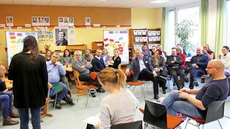 Die Ergebnisse des Workshops wurden an einer Pinnwand festgehalten und erläutert. In der Bildmitte Bürgermeister Werner Diersch, im Vordergrund die Kommissionsmitglieder Linda Broschkowski und Tobias Heinemann.  Foto: Dieter Hübner
