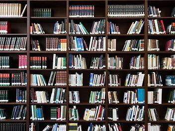 Beim Lesen in eine andere Welt abtauchen - wir haben 20 Bücherideen für Sie! Symbolbild: pixabay.com