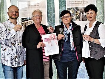 Die 55.555ste Besucherin des Europäischen Flakonglasmuseums in Kleintettau ist Veronika Mönch aus Sonnefeld. Von links: Museumsleiter Sandro Welsch, Anneliese Vogt, Veronika Mönch und Mitarbeiterin Sabine Thalmeyer. Foto: Gerd Fleischmann