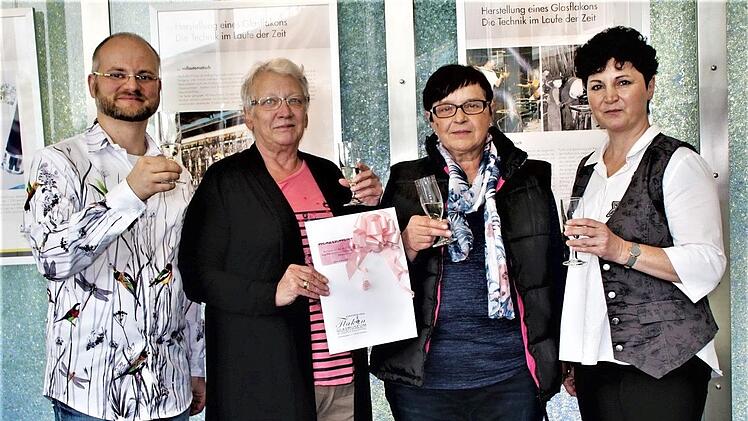 Die 55.555ste Besucherin des Europäischen Flakonglasmuseums in Kleintettau ist Veronika Mönch aus Sonnefeld. Von links: Museumsleiter Sandro Welsch, Anneliese Vogt, Veronika Mönch und Mitarbeiterin Sabine Thalmeyer. Foto: Gerd Fleischmann