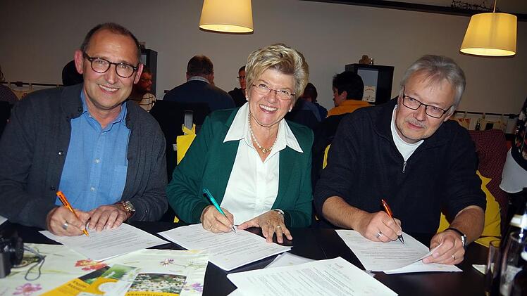 Zweiter Bürgermeister Stephanus Neubauer (links), Bürgermeisterin Gabriele Weber und Dritter Bürgermeister Werner Neubauer zeichneten Anteile.Heike Schülein