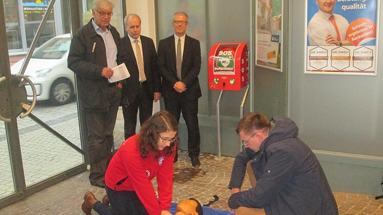 Eva Fella und Bürgermeister Armin Warmuth demonstrieren den Einsatz des Defibrillators, den (von links) Reimar Glückler, Roland Knoll und Jürgen Klubertanz verfolgen.  Foto: Winfried Ehling