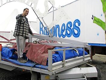 Angelo Buch packt zusammen und sagt: "So toll aufgenommen wie in Untersiemau wurden wir selten. Danke! Wir freuen uns schon heute auf den zweiten Weihnachtszirkus in dieser Gemeinde."  Foto: Norbert Karbach