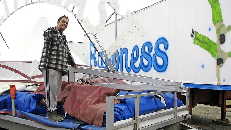 Angelo Buch packt zusammen und sagt: "So toll aufgenommen wie in Untersiemau wurden wir selten. Danke! Wir freuen uns schon heute auf den zweiten Weihnachtszirkus in dieser Gemeinde."  Foto: Norbert Karbach