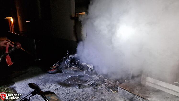 Bamberg: Motorrad in Flammen - "erhebliche Schäden" an Wohnhaus
