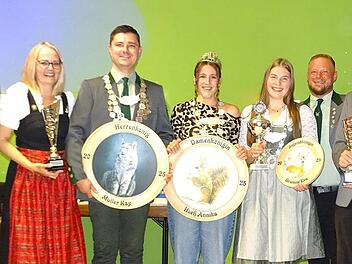 Die Ehrung für das Königsschießen (v. l.): Schützenmeister Lothar Puff, Damenvereinsmeisterin Stephanie Mühlmichl, Schützenkönig Kay Müller, Schützenkönigin Annika Hoeß, Jugendkönigin Eva Brütting, Vorsitzender Michael Nagengast und Zweiter Schütz...