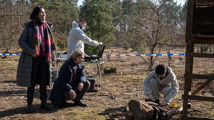Die Ermittlerinnen Pauline Hobrecht (Agnes Decker, links) und Tamara Meurer (Anja Pahl, zweite von links) r&auml;tseln &uuml;ber den Mord an einem Naturfotografen.