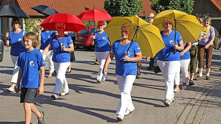 Sie sorgten für die Farbtupfer im Festzug: Die Damen des Turnvereins Michelau.  Fotos: Klaus Gagel