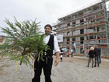 Zimmermann Jürgen Schätzlein beim Richtfest  Foto: Ronald Rinklef