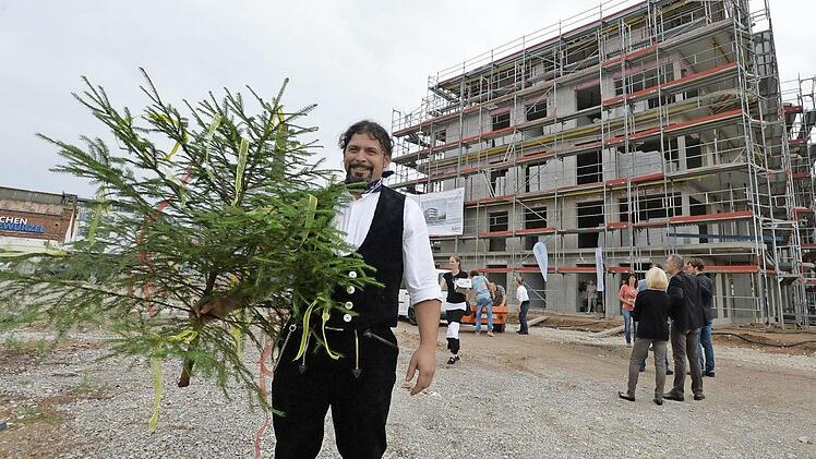 Zimmermann Jürgen Schätzlein beim Richtfest  Foto: Ronald Rinklef