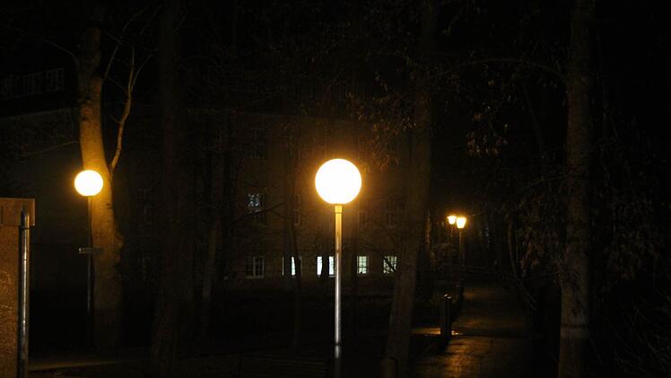 Die Kugellaternen stehen auch noch in der Nähe der Alexandrinenbrücke.