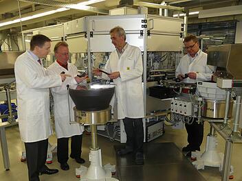 Bürgermeister Taut (2.v.l.) schaut sich die neue Fertigungslinie an.  Foto: Pöhlmann