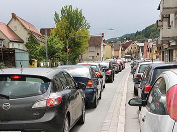 Jetzt staut es sich auf der Bundesstraße. Moderne Technik soll Abhilfe schaffen. Fotos: Josef Hofbauer