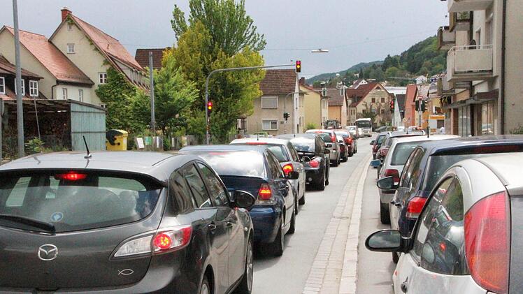 Jetzt staut es sich auf der Bundesstraße. Moderne Technik soll Abhilfe schaffen. Fotos: Josef Hofbauer