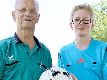 Alfred Mennel (77) aus Stettfeld und Julius Lang (14) aus Königsberg sind altersmäßig weit auseinander. Trotzdem haben sie eine gemeinsame Leidenschaft - sie sind Schiedsrichter. Fotos: R. Naumann