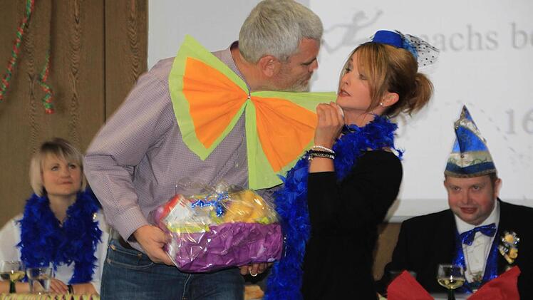 Ein Küsschen vom entmachteten Bürgermeister Bernhard Storath gibt's für Daniela Klinke. Foto: Matthias Einwag