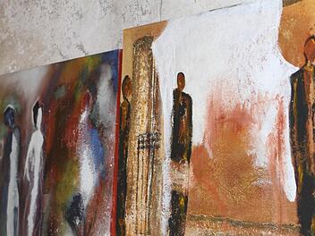 "Begegnungen" zeigen diese Werke eindrucksvoll mit Nähe und im Abstand. Fotos: Günther Geiling