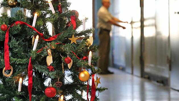 Bei der Spenden-Aktion der Saale-Zeitung "Weihnachtshilfe" ist eine Rekord-Summe zusammengekommen: 42.065 Euro sind auf dem Spendenkonto eingegangen. Im vergangenen Jahr hatte Sozialberaterin Gabriele Morath besonders viele Anfragen von Senioren, bei denen die Rente nicht mehr reicht.Foto: Jan Woitas, dpa