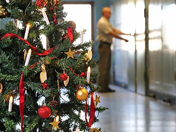 Bei der Spenden-Aktion der Saale-Zeitung "Weihnachtshilfe" ist eine Rekord-Summe zusammengekommen: 42.065 Euro sind auf dem Spendenkonto eingegangen. Im vergangenen Jahr hatte Sozialberaterin Gabriele Morath besonders viele Anfragen von Senioren, bei denen die Rente nicht mehr reicht.Foto: Jan Woitas, dpa