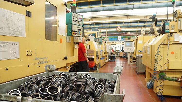 Eine der Produktionslinien für Rillenkugellager, die von Elfershausen nach Caldas in Portugal verlagert werden. Foto: Archiv/Arkadius Guzy