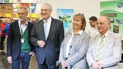 Auf der Freizeitmesse haben Johannes Schalwig (l.), Gabriele Klau&szlig;ner (2.v.r.) und VGN-Marketingleiter Gerhard Zuber (r.) dem Innenminister Joachim Herrmann (2.v.l.) den neuen VGN-Freizeittipp vorgestellt. Foto: p