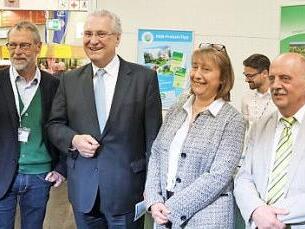 Auf der Freizeitmesse haben Johannes Schalwig (l.), Gabriele Klaußner (2.v.r.) und VGN-Marketingleiter Gerhard Zuber (r.) dem Innenminister Joachim Herrmann (2.v.l.) den neuen VGN-Freizeittipp vorgestellt. Foto: p
