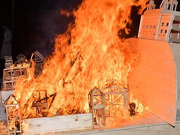 Kulmbach brennt: Beim Kunstprojekt des Caspar-Vischer-Gymnasiums, mit dem an den Konraditag erinnert wurde, ging die Altstadt in Flammen auf. Fotos: Ronald Rinklef