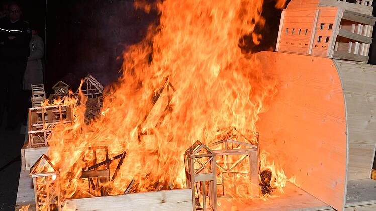 Kulmbach brennt: Beim Kunstprojekt des Caspar-Vischer-Gymnasiums, mit dem an den Konraditag erinnert wurde, ging die Altstadt in Flammen auf. Fotos: Ronald Rinklef