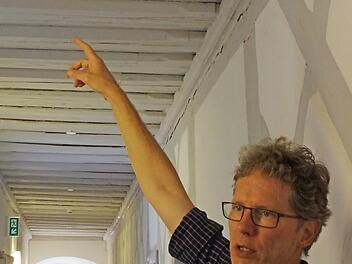 Daniel Gerber bei einem Rundgang auf der Festung.