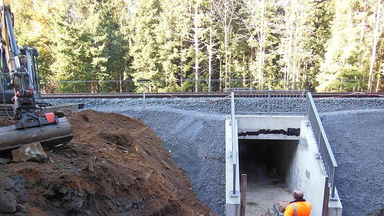 ... nachher: weniger prosaisch -  Betonfertigteile bilden den  neuen Stammbacher Durchlass. Fotos: Roland Fraas