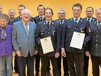 Staatliche Ehrungen für 40-jährige Dienstzeit gab es bei der Feuerwehr Tüschnitz. Das Foto zeigt (von links) Bürgermeister Bernd Rebhan, Holger Krötter, Ursula Wedel, Vorsitzender Remo Trutschel, Stefan Schaub, stellvertretender Landrat Bernd Steger, Kommandant Sven Gaertig, Harald Fischer, KBI Matthias Schuhbäck, Gerolf Hopf, KBM Markus Reischl, KBR Joachim Ranzenberger und Kreisrat Hans Rebhan.  Foto: pr