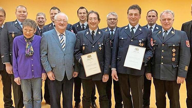 Staatliche Ehrungen für 40-jährige Dienstzeit gab es bei der Feuerwehr Tüschnitz. Das Foto zeigt (von links) Bürgermeister Bernd Rebhan, Holger Krötter, Ursula Wedel, Vorsitzender Remo Trutschel, Stefan Schaub, stellvertretender Landrat Bernd Steger, Kommandant Sven Gaertig, Harald Fischer, KBI Matthias Schuhbäck, Gerolf Hopf, KBM Markus Reischl, KBR Joachim Ranzenberger und Kreisrat Hans Rebhan.  Foto: pr