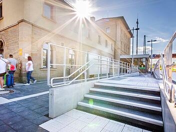 Die Gleis 1-Erneuerung auf der Ostseite des Bahnhofes ist für die alltägliche Nutzung so gut wie abgeschlossen. Das erhöhte Gleis ist durch die  Treppe (im Vordergrund) und Rampe (hinten) zugänglich.