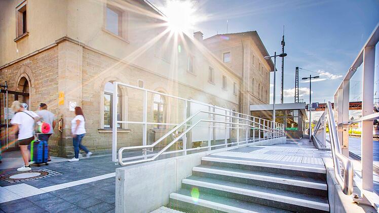 Die Gleis 1-Erneuerung auf der Ostseite des Bahnhofes ist für die alltägliche Nutzung so gut wie abgeschlossen. Das erhöhte Gleis ist durch die  Treppe (im Vordergrund) und Rampe (hinten) zugänglich.