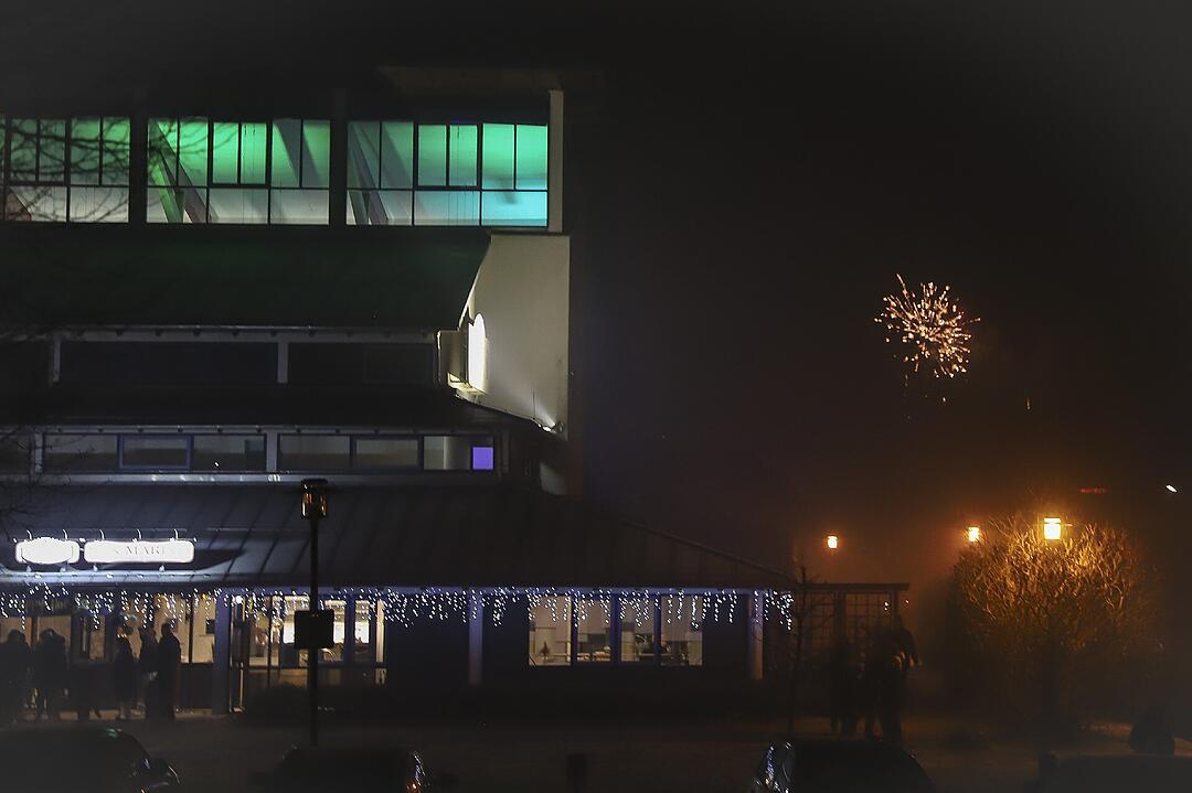 Es wurde in das Jahr 2025 gefeiert.