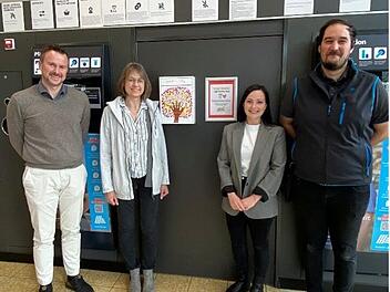 Übergabe der Spendenbox in der Aldi-Filiale in der Bayreuther Straße in Forchheim (v. r.): Christian Meißner (Regionalverkaufsleiter Aldi Süd), Claudia Weigand (Einrichtungsleitung „Haus für Kinder“ Pinzberg), Isabell Schmidt (stellvertretende Ein...