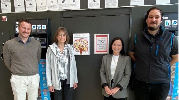 Übergabe der Spendenbox in der Aldi-Filiale in der Bayreuther Straße in Forchheim (v. r.): Christian Meißner (Regionalverkaufsleiter Aldi Süd), Claudia Weigand (Einrichtungsleitung „Haus für Kinder“ Pinzberg), Isabell Schmidt (stellvertretende Ein...