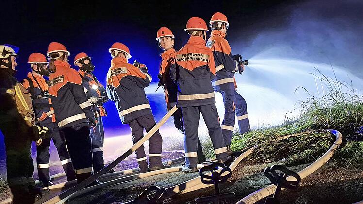 Action pur: Beim Berufsfeuerwehrtag im Oktober durfte ein kleines Feuer gelöscht werden.